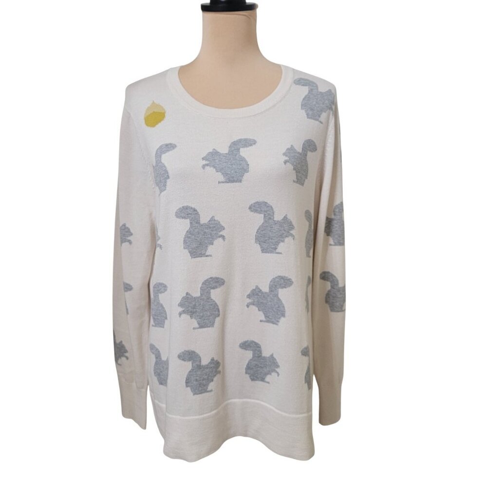 Bass Size XL Ivory Lightweight Sweater with Gray Squirrels and 1 Acorn.